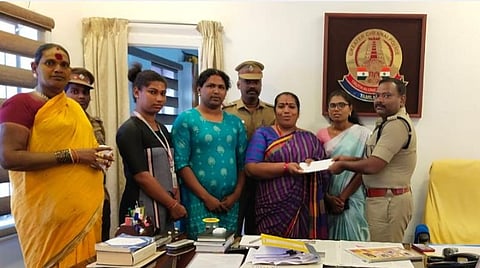 திருநங்கைகளுக்கான ரூ.20 ஆயிரம் நிதியுதவி வழங்கும் திருவல்லிக்கேணி காவல் துணை ஆணையர் தர்மராஜன் ஐபிஎஸ்.