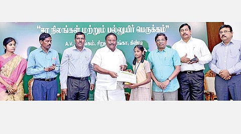 தமிழக வனத் துறை சார்பில் கிண்டி சிறுவர் பூங்காவில் நேற்று நடந்த நிகழ்ச்சியில், உலக ஈரநிலங்கள் தினத்தை முன்னிட்டு நடத்தப்பட்ட பல்வேறு போட்டிகளில் வெற்றி பெற்ற மாணவர்களுக்கு வனத் துறை அமைச்சர் சி.சீனிவாசன் பரிசு வழங்கினார். உடன் தலைமைச் செயலாளர் க.சண்முகம், துறை செயலாளர் ஷம்பு கல்லோலிகர், துறை தலைவர் பி.துரைராசு, மாசு கட்டுப்பாட்டு வாரியத் தலைவர் ஏ.வி.வெங்கடாச்சலம், தலைமை வன உயிரின காப்பாளர் எஸ்.யுவராஜ், மாநில ஈரநிலங்கள் ஆணைய உறுப்பினர் செயலர் வி.கருணபிரியா ஆகியோர்.படம் பு.க.பிரவீன்