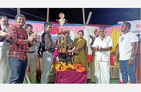 தேசிய தடகளப் போட்டியில் தங்கம் வென்ற மாணவர் சரணுக்கு, லெவிஞ்சிபுரம் கிராம மக்கள் சார்பில் வெற்றிக் கோப்பை வழங்கப்பட்டது.
