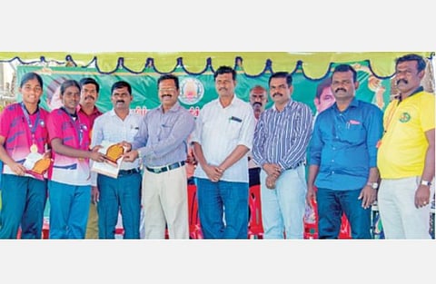 தூத்துக்குடி தருவைகுளத்தில் நடைபெற்ற மாநில அளவிலான கடற்கரை வாலிபால் போட்டியில் வெற்றி பெற்ற மாணவிகளுக்கு பள்ளிக் கல்வி இணை இயக்குநர் (என்.எஸ்.எஸ்) வாசு பரிசுகளை வழங்கினார்.