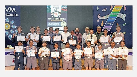 எல்ஐசி, இந்திய ரஷ்ய தொழில் வர்த்தக சபை, `இந்து தமிழ் திசை' சார்பில் கோவை எஸ்.எஸ்.வி.எம். வேர்ல்டு பள்ளியில் வெள்ளிக்கிழமை நடந்த `அறிவியல் விநாடி-வினா' போட்டியில் வெற்றிபெற்ற மாணவ, மாணவிகளுக்குப் பரிசு வழங்கிய எல்ஐசி கோட்ட விற்பனை மேலாளர் டி.கிரிமாணிக்கவாசகம், துணை மேலாளர் வெங்கடாசலம், எஸ்.எஸ்.வி.எம். வேர்ல்டு பள்ளியின் செயலர் எஸ்.மோகன்தாஸ், ஃபிட்ஜி மெடிக்கல் துணை பொது மேலாளர் கார்த்திகேயன், `இந்து தமிழ் திசை' ஆசிரியர் கே.அசோகன். (அடுத்த படம்) போட்டியில் பங்கேற்ற மாணவ, மாணவிகள்.படங்கள்: ஜெ.மனோகரன்