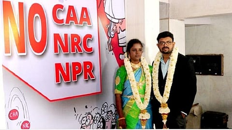 சிஏஏவுக்கு எதிராக கையெழுத்து இயக்கம்; என்ஆர்சியைக் கண்டித்து வாசகம்: திருமண விழாவை பிரச்சாரக் களமாக மாற்றிய மதுரை ஜோடி