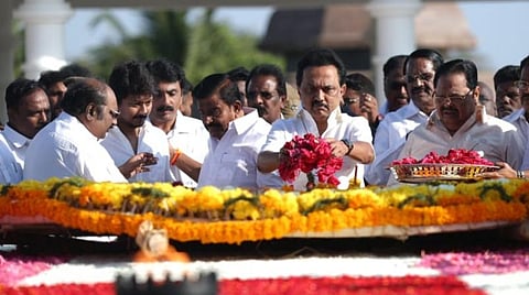 அண்ணா நினைவிடத்தில் அஞ்சலி செலுத்தும் ஸ்டாலின்.