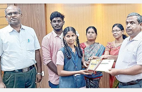 தேசிய பெண் குழந்தைகள் தின கட்டுரைப் போட்டியில் இரண்டாமிடம் பிடித்த, கெம்பநாயக்கன்பாளையம் அரசு மேல்நிலைப் பள்ளி மாணவி பி.சவுமியாவுக்கு, கோவை மாவட்ட ஆட்சியர் கு.ராசாமணி பரிசு வழங்கினார். அருகில் பள்ளியின் தலைமை ஆசிரியர் ச.சாக்ரடீஸ் குலசேகரன்.