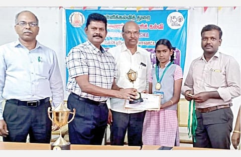 கோவை மாவட்ட அளவிலான ஆய்வறிக்கை சமர்ப்பிப்பு போட்டியில் வெற்றி பெற்ற மாணவர்களுக்கு மாவட்ட முதன்மை கல்வி அலுவலர் பெ.அய்யண்ணன். பரிசு வழங்கினார். அருகில் உதவி திட்ட அலுவலர் கே.கண்ணன் உள்ளார்.