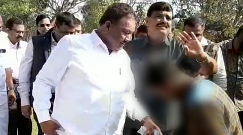 பழங்குடியின மாணவனிடம் காலணியைக் கழற்றச் சொன்ன அமைச்சர்.