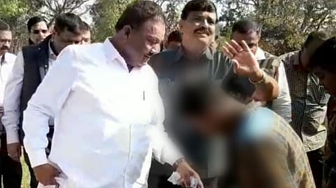 காலணியைக் கழற்றச் சொல்லும் அமைச்சர் திண்டுக்கல் சீனிவாசன்
