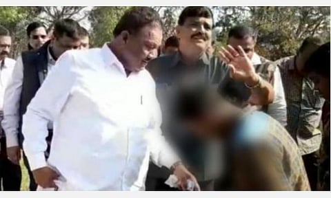பழங்குடியின மாணவரிடம் காலணியைக் கழற்றச் சொன்ன விவகாரம்: அமைச்சர் மீது மதுரை மேலூர் காவல்நிலையத்தில் திராவிடர் கழகம் புகார்