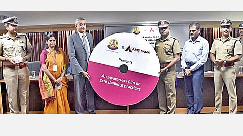 சென்னை வேப்பேரியில் உள்ள காவல் ஆணையர் அலுவலகத்தில் நேற்று நடந்த நிகழ்ச்சியில் காவல் ஆணையர் ஏ.கே.விஸ்வநாதன் “வாய்க்கு போடுங்க பூட்டு” என்ற விழிப்புணர்வு குறும்படத்தை வெளியிட்டார். நிகழ்ச்சியில் ஆக்சிஸ் வங்கியின் சென்னை சர்கிள் தலைமை அதிகாரி எல்.ஹரிகுமார், தெற்கு மண்டல தலைமை அதிகாரி சுமதி, கூடுதல் காவல் ஆணையர்கள் ஆர்.தினகரன், அருண், ஜெயராம், பிரேம் ஆனந்த் சின்ஹா, ஈஸ்வரமூர்த்தி உள்ளிட்டோர் கலந்து கொண்டனர். படம்: ம.பிரபு