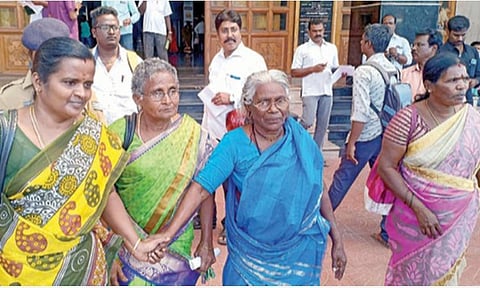பல லட்சம் ரூபாய் மோசடி செய்த தனியார் நிறுவனம் மீது நடவடிக்கை எடுக்கக்கோரி சேலம் ஆட்சியர் அலுவலகத்தில் போராட்டத்தில் ஈடுபட்டு கைது செய்யப்பட்ட மதுரை சின்னப்பிள்ளை உள்ளிட்ட சுயஉதவிக் குழுவினர்.