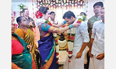 இந்து, கிறிஸ்தவம் மற்றும் சுயமரியாதை திருமண முறைகளைப் பின்பற்றி திருச்செங்கோடு மணமகன் தரணிக்கும், ஸ்வீடன் மணமகள் மரியா சூசேனுக்கும் நேற்று திருமணம் நடந்தது.