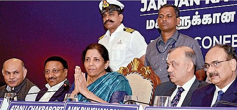 மத்திய அரசின் நிதி நிலை அறிக்கை குறித்து சென்னையில் செய்தியாளர்களின் கேள்விகளுக்கு பதில் அளிக்கிறார் மத்திய நிதி அமைச்சர் நிர்மலா சீதாராமன். உடன் நிதி அமைச்சக அதிகாரிகள். படம்: க.பரத்