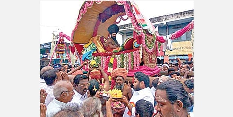 வைத்தீஸ்வரன் கோவிலில் ஜன.24-ம் தேதி நடைபெற்ற பட்டினப் பிரவேசத்தில் வெள்ளிப் பல்லக்கில் இருந்தபடி பக்தர்களுக்கு ஆசி வழங்கிய தருமபுரம் புதிய ஆதீனகர்த்தர் ல மாசிலாமணி தேசிக ஞானசம்பந்த பரமாச்சாரிய சுவாமிகள். (கோப்புப் படம்)