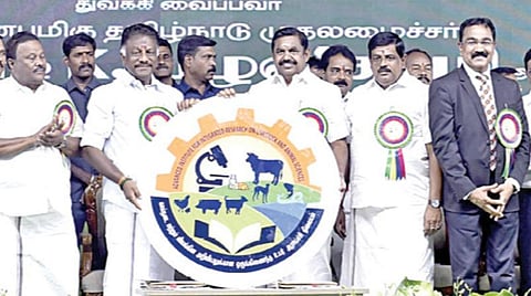 சேலம் மாவட்டம் தலைவாசலில் நடைபெற்ற விழாவில், சர்வதேச கால்நடை ஆராய்ச்சி பூங்கா மற்றும் கால்நடை மருத்துவக் கல்லூரிக்கான சின்னத்தை முதல்வர் பழனிசாமி மற்றும் துணை முதல்வர் பன்னீர்செல்வம் ஆகியோர் வெளியிட்டனர். உடன் அமைச்சர்கள், எம்எல்ஏக்கள் உள்ளிட்டோர்.படம்: எஸ். குரு பிரசாத்