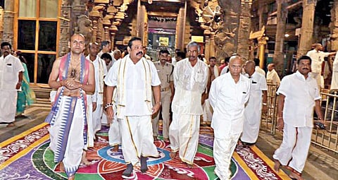 காலில் சாக்ஸுடன் நேற்று திருப்பதி ஏழுமலையானை தரிசனம் செய்த இலங்கை பிரதமர் மகிந்த ராஜபக்ச.
