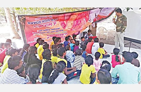 பள்ளி குழந்தைகளுடனான கலந்துரையாடல் நிகழ்ச்சியில் உரையாற்றிய ஆய்வாளர் பிரவீன்குமார்.