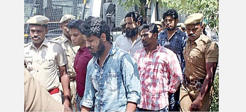 கைது செய்யப்பட்ட 5 பேரையும் பலத்த பாதுகாப்புடன் நேற்று கோவை நீதிமன்றத்துக்கு அழைத்து வந்த போலீஸார்.