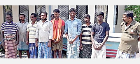 இலங்கை கடற்படையினரால் சிறைபிடிக்கப்பட்ட 11 ராமேசுவரம் மீனவர்கள்.