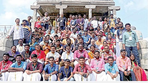 உத்திரமேரூரில் சமூக வலைதளங்கள் மூலம் ஒன்றிணைந்து வரலாற்று தேடல் பயணம் மேற்கொண்ட குழுவினர்.