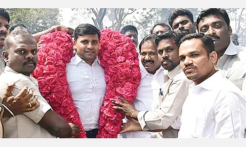 திருவெறும்பூரில் நேற்று நடைபெற்ற திமுக நிர்வாகி இல்லத் திருமண விழாவில் பங்கேற்கச் சென்ற அக்கட்சியின் முதன்மைச் செயலாளர் கே.என்.நேருவின் மகன் அருணை மாலை அணிவித்து வரவேற்கும் கட்சி நிர்வாகிகள்.