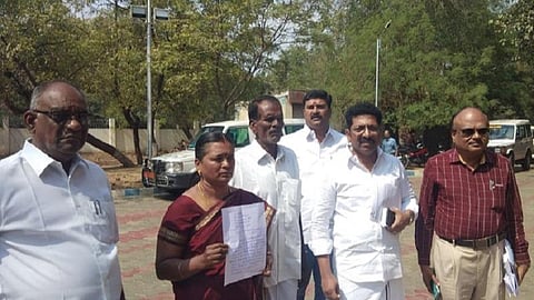 புகார் அளிக்க வந்த அன்பழகன் மனைவி மல்லிகா, அருகில் திருப்பரங்குன்றம் திமுக எம்.எல்.ஏ., சரவணன்.