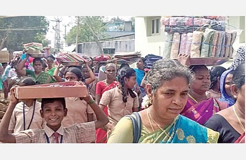 திருச்சி மாவட்டம் துவாக்குடிமலை ஊராட்சி ஒன்றிய நடுநிலைப் பள்ளிக்கு நேற்று கல்விச் சீர் எடுத்து வந்த பொதுமக்கள் மற்றும் மாணவர்கள்.