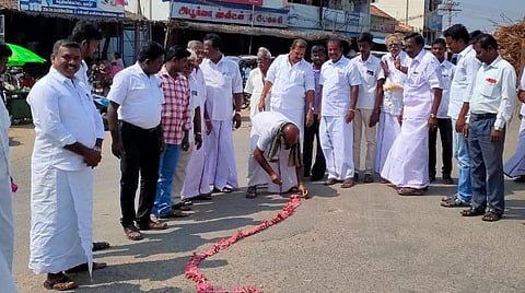 பட்டாசு வெடித்து விவசாயிகள் கொண்டாட்டம்