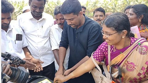 கீழடி அருங்காட்சியகத்துக்கு நிதி: பொதுமக்கள், தமிழ் ஆர்வலர்கள் 'கேக்' வெட்டி கொண்டாட்டம்