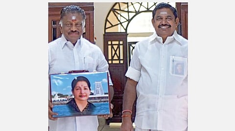 தமிழக அரசின் 2020-21-ம் ஆண்டுக்கான பட்ஜெட்டை தாக்கல் செய்வதற்காக முதல்வர் பழனிசாமியுடன் சட்டப்பேரவைக்கு நேற்று வந்த துணை முதல்வர் ஓ.பன்னீர்செல்வம். படம்: ம.பிரபு