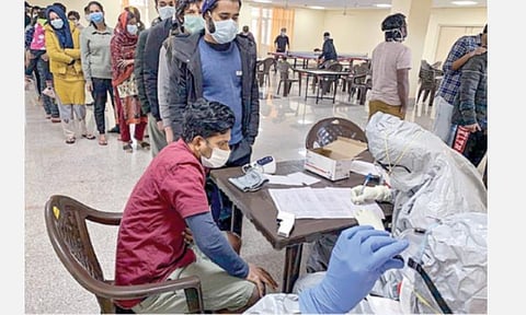 கோவிட்-19 வைரஸ் பாதிக்கப்பட்டவர்களுக்கு சிகிச்சை அளிப்பதற்காக டெல்லி சாவ்லா பகுதியில் அமைக்கப்பட்டுள்ள மருத்துவமனையில் சீனாவில் இருந்து வந்த பயணி ஒருவரை பரிசோதிக்கிறார் டாக்டர்.படம்: பிடிஐ