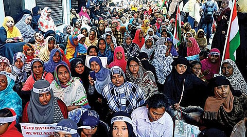 குடியுரிமை சட்டத்துக்கு எதிராக சென்னை வண்ணாரப்பேட்டையில் 3-வது நாளாக நேற்று போராட்டத்தில் ஈடுபட்ட முஸ்லிம் பெண்கள்.