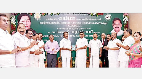 சட்டப்பேரவையில் முதல்வர் பேசிய உரைகளின் தொகுப்பு மற்றும் 110 விதியின் கீழ் வெளியான அறிவிப்புகளின் தொகுப்புகள் செய்தி மற்றும் விளம்பரத்துறை சார்பில் தயாரிக்கப்பட்டுள்ளது. அதனை சென்னை தலைமைச் செயலகத்தில் முதல்வர் பழனிசாமி வெளியிட, துணை முதல்வர் ஓ.பன்னீர்செல்வம் பெற்றுக் கொண்டார். அருகில் செய்தி மற்றும் விளம்பரத்துறை அமைச்சர் கடம்பூர் ராஜு உள்ளிட்ட அமைச்சர்கள் மற்றும் தலைமைச் செயலாளர் க.சண்முகம், செய்தித்துறை செயலாளர் மகேசன் காசிராஜன், அதன் இயக்குநர் பொ.சங்கர் உள்ளனர்.