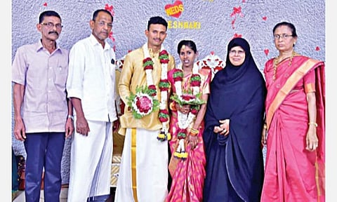 மணமக்கள் ராஜேஸ்வரி-விஷ்ணு பிரசாத்துடன் அவர்களது பெற்றோர்.