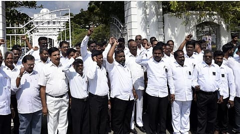 வழக்கறிஞர்கள் புறக்கணிப்புப் போராட்டம் | படம்: எம்.சாம்ராஜ்.