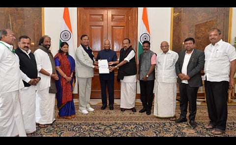 சிஏஏ-வுக்கு எதிராக கையெழுத்து இயக்கம்; 2 கோடி கையெழுத்துகள் குடியரசுத்தலைவரிடம் ஒப்படைப்பு