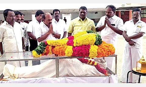 மறைந்த ராஜாராம் உடலுக்கு திமுக எம்எல்ஏ அன்பரசன் அஞ்சலி செலுத்தினார்.