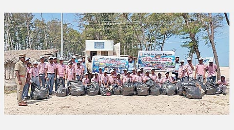 ராமேசுவரம் அருகே அரியமான் கடற்கரையில் தூய்மைப் பணியில் ஈடுபட்ட மாணவர்கள்.