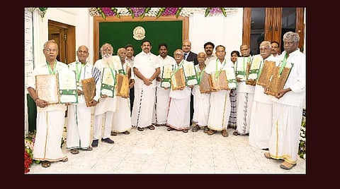 'வாழும் கைவினைப் பொக்கிஷம்' விருதுகளை வழங்கினார் முதல்வர் பழனிசாமி.