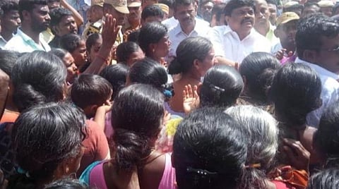 கோப்புப் படம்: சிவகாசி சிறுமி குடும்பத்தாருக்கு அமைச்சர் ஆறுதல் சொன்னபோது எடுத்த புகைப்படம்.