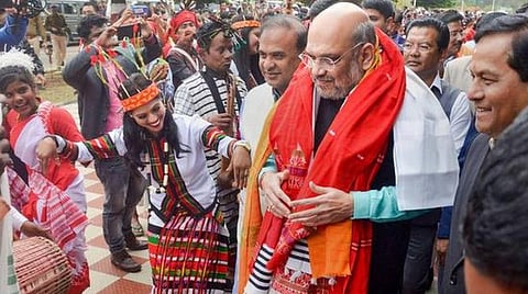 கெரி மாவட்டம் லக்மிபூருக்குச் சென்ற உள்துறை அமைச்சர் அமித் ஷாவுக்கு வரவேற்பு அளிக்கப்பட்ட காட்சி : படம் பிடிஐ
