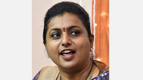 ரோஜா காரை முற்றுகையிட்ட விவசாயிகள்: ஒரு மணி நேரம் சாலையில் தவிப்பு