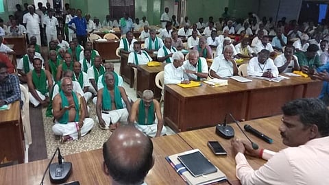 'கரும்பு நிலுவைத் தொகையை உடனே தருக': விருதுநகர் ஆட்சியர் முன் விவசாயிகள் அரை நிர்வாணப் போராட்டம்