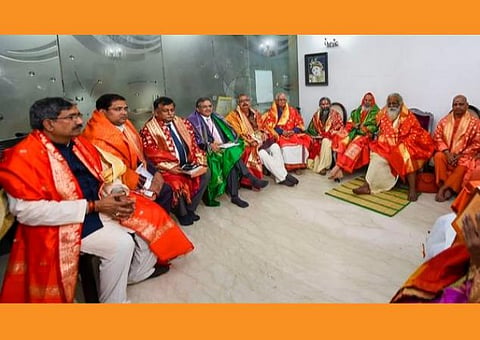 ராமர் கோயில் அறக்கட்டளை உறுப்பினர்கள் : படம் | பிடிஐ.