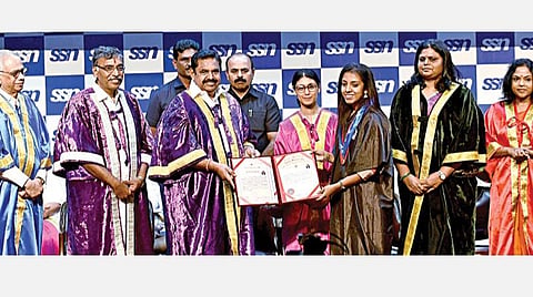 செங்கல்பட்டு மாவட்டம், திருப்போரூர் அடுத்த காலவாக்கம் எஸ்எஸ்என் பொறியியல் கல்லூரியின் பட்டமளிப்பு விழாவில் முதல்வர் பழனிசாமி மாணவ, மாணவியருக்கு பட்டம் மற்றும் பதக்கங்களை வழங்கினார். படம்: வேளாங்கண்ணிராஜ்