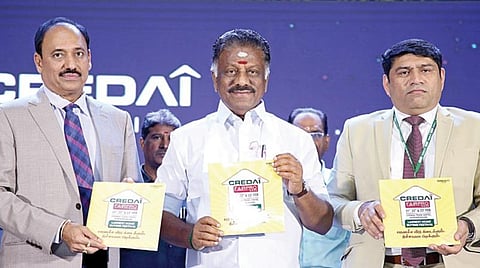 கிரெடாய் அமைப்பு சார்பில் நடைபெறும் 13-வது வருடாந்திர வீட்டுவசதி கண்காட்சி தொடக்க விழாவில் பங்கேற்ற துணை முதல்வர் ஓ.பன்னீர் செல்வம் உடன் (இடமிருந்து) கிரெடாய் தமிழ்நாடு அமைப்பின் தலைவர் தரன், கிரெடாய் சென்னை தலைவர் ஹபீப்.