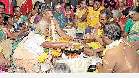 மகாசிவராத்திரியை முன்னிட்டு ஸ்ரீவில்லிபுத்தூரில் உள்ள பத்ரகாளியம்மன் கோயிலில் கொதிக்கும் நெய்யில் வெறும் கையால் அப்பம் சுட்ட மூதாட்டி முத்தம்மாள்.