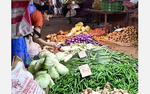 கோயம்பேடு சந்தையில் முள்ளங்கி, முட்டைக்கோஸ் ரூ.10-க்கு விற்பனை
