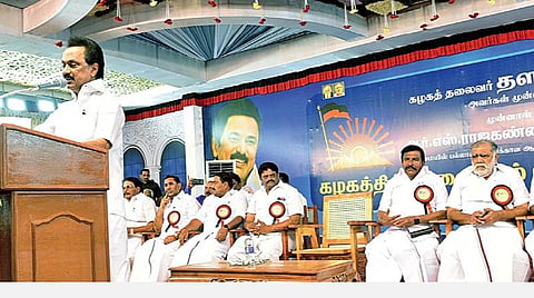மதுரை ஒத்தக்கடையில் நடந்த கூட்டத்தில் பேசுகிறார் திமுக தலைவர் மு.க.ஸ்டாலின். இதில் திமுகவில் மீண்டும் இணைந்த ராஜகண்ணப்பன் மற்றும் கட்சியின் முக்கிய நிர்வாகிகள் கலந்துகொண்டனர்.படம்:எஸ்.கிருஷ்ணமூர்த்தி