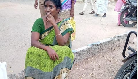 'அங்கன்வாடி பணி தாருங்கள்; இல்லையேல் மகன் கருணைக் கொலைக்காவது அனுமதியுங்கள்': விருதுநகர் ஆட்சியரிடம் கண்ணீர் மல்க தாய் மனு