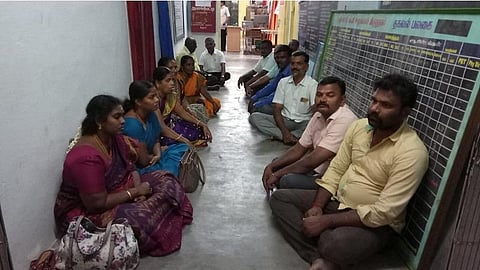 பணிநிரவல் விவகாரத்தில் நீதிமன்ற உத்தரவை அமல்படுத்தாததற்கு எதிர்ப்பு: விருதுநகரில் மாவட்ட முதன்மை கல்வி அலுவலர் அலுவலகத்தில் ஆசிரியர்கள் தர்ணா